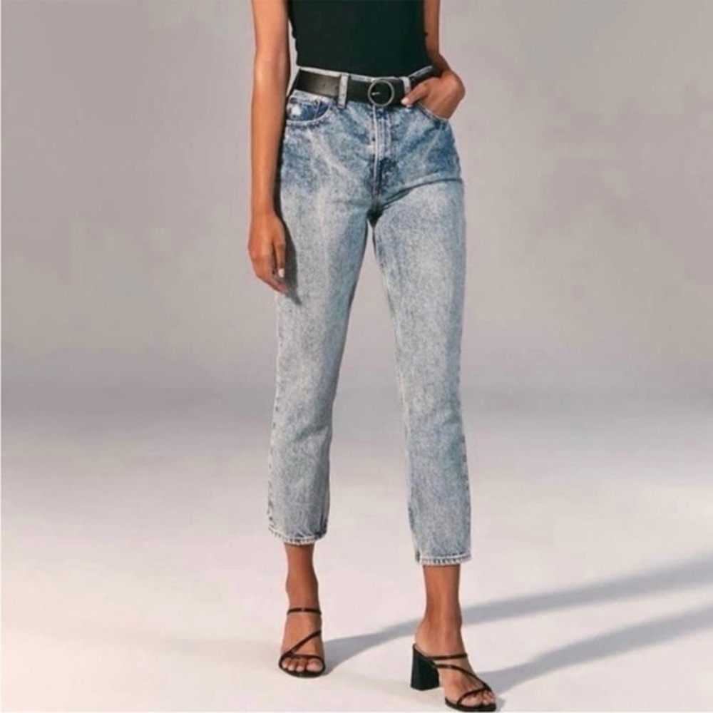 Abercrombie & Fitch The Mom High Rise Curve Love Jeans in Acid Wash Blue - Picture 11 of 11